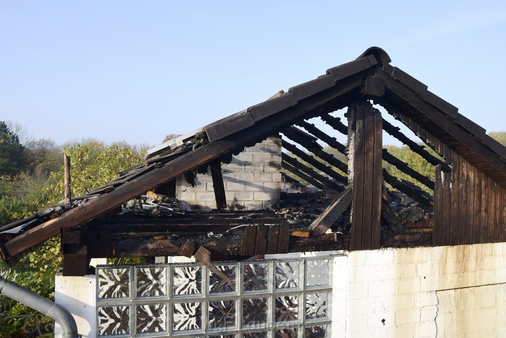 Feuer 1 brannten 3 Lauben Koeln Fuehlingen Kriegerhofstr P077.JPG - Miklos Laubert